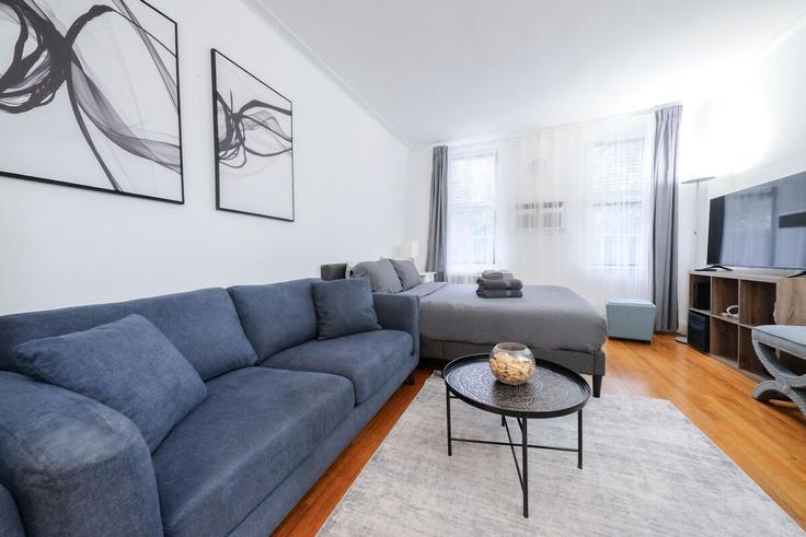 New York ManhattanのBuilding East 74th Street - coutinhoproperties - 1031985 - NYCのアパートメントにある、モダンな家具を備えたエレガントなデザインのリビングルーム