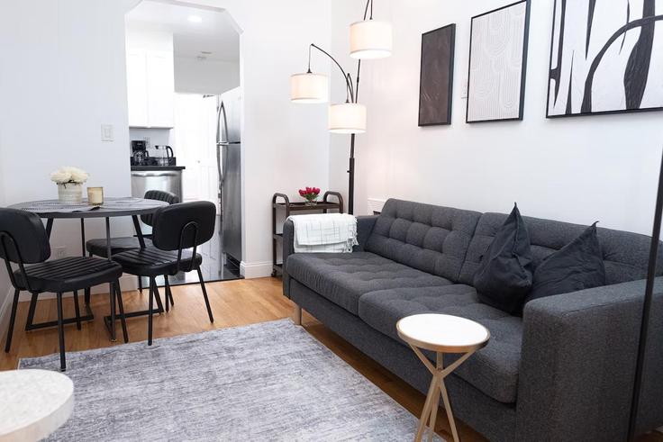 Sala de estar elegantemente projetada com móveis modernos em um apartamento no Building East 104th Street - coutinhoproperties - 1388337 em Manhattan, New York