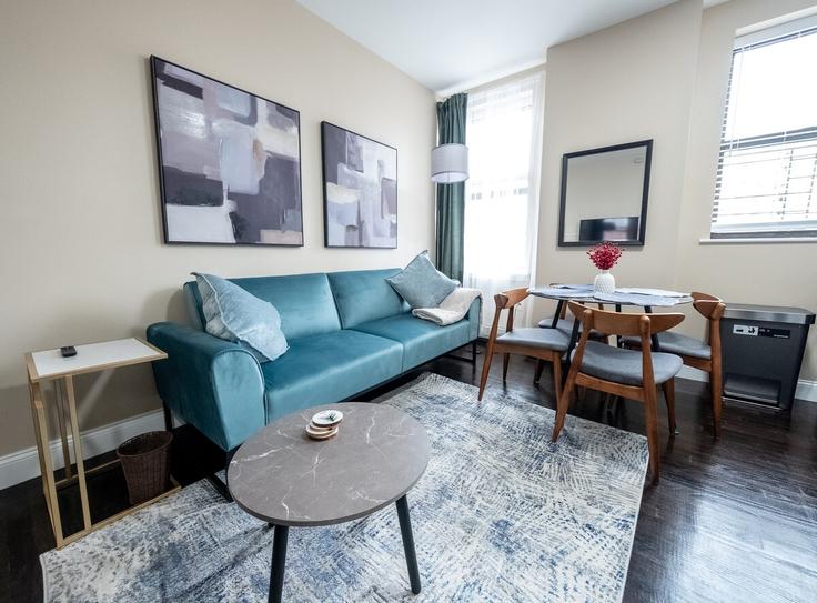 Elegante sala de estar con mobiliario moderno en un apartamento en Building West 113th Street - coutinhoproperties - 1031981 - NYC en Manhattan, New York