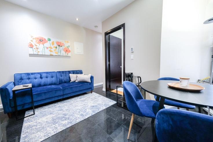 Elegante sala de estar con mobiliario moderno en un apartamento en Building Central Park West - coutinhoproperties - 1032008 - NYC en Manhattan, New York