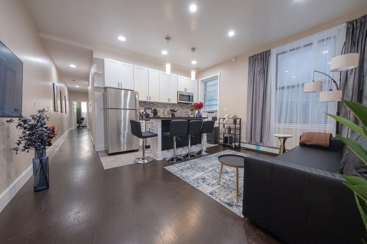 Elegant gestaltetes Wohnzimmer mit moderner Einrichtung in einer Wohnung im Building West 113th Street - coutinhoproperties - 1316961 in Manhattan, New York Elegant gestaltetes Wohnzimmer mit moderner Einrichtung in einer Wohnung im Building West 113th Street - coutinhoproperties - 1316961 in Manhattan, New York