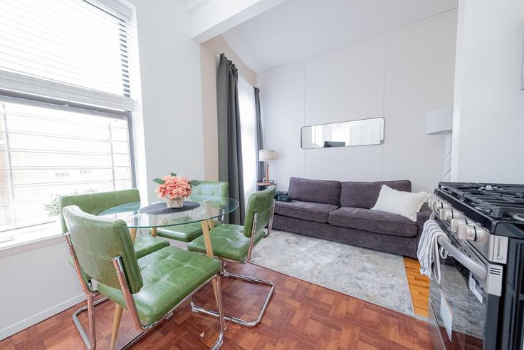 Sala de estar elegantemente projetada com móveis modernos em um apartamento no Building West 112th Street - coutinhoproperties - 1225488 em Manhattan, New York Sala de estar elegantemente projetada com móveis modernos em um apartamento no Building West 112th Street - coutinhoproperties - 1225488 em Manhattan, New York
