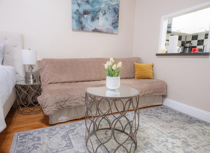 New York ManhattanのBuilding East 73rd Street - coutinhoproperties - 1031983 - NYCのアパートメントにある、モダンな家具を備えたエレガントなデザインのリビングルーム