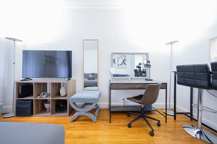 New York ManhattanのBuilding East 74th Street - coutinhoproperties - 1031985 - NYCのアパートメントにある、モダンな家具を備えたエレガントなデザインのリビングルーム