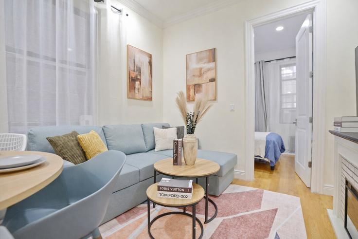 Elegant gestaltetes Wohnzimmer mit moderner Einrichtung in einer Wohnung im Building West 110th Street - coutinhoproperties - 1574526 in Manhattan, New York Elegant gestaltetes Wohnzimmer mit moderner Einrichtung in einer Wohnung im Building West 110th Street - coutinhoproperties - 1574526 in Manhattan, New York