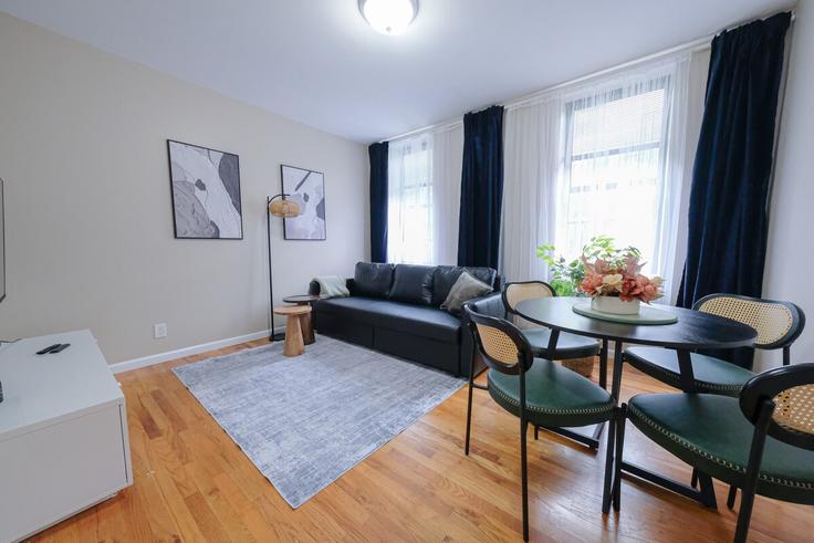 New York ManhattanのBuilding Claremont Avenue - coutinhoproperties - 1601827のアパートメントにある、モダンな家具を備えたエレガントなデザインのリビングルーム New York ManhattanのBuilding Claremont Avenue - coutinhoproperties - 1601827のアパートメントにある、モダンな家具を備えたエレガントなデザインのリビングルーム