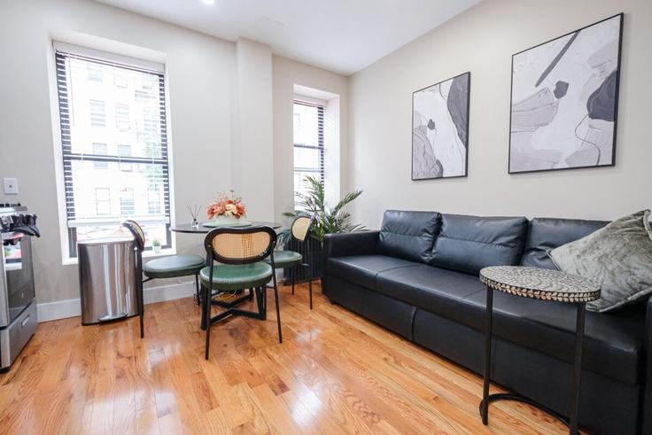 Sala de estar elegantemente projetada com móveis modernos em um apartamento no Building Claremont Avenue - coutinhoproperties - 1605859 em Manhattan, New York Sala de estar elegantemente projetada com móveis modernos em um apartamento no Building Claremont Avenue - coutinhoproperties - 1605859 em Manhattan, New York