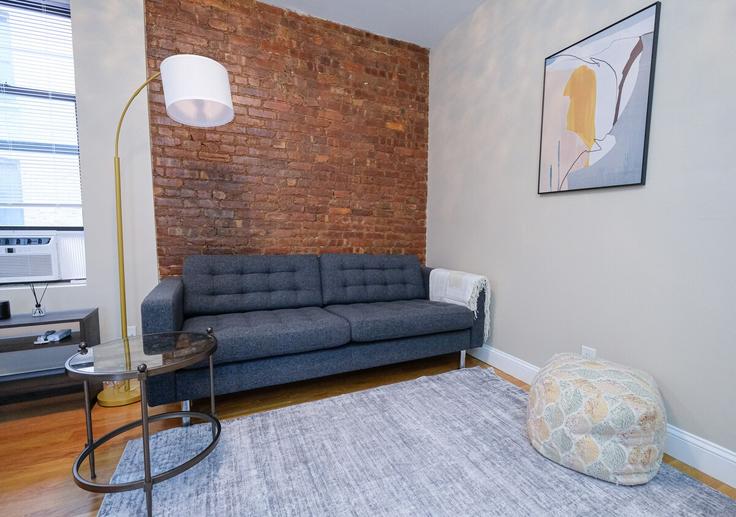 Sala de estar elegantemente projetada com móveis modernos em um apartamento no Building Claremont Avenue - coutinhoproperties - 1620612 em Manhattan, New York Sala de estar elegantemente projetada com móveis modernos em um apartamento no Building Claremont Avenue - coutinhoproperties - 1620612 em Manhattan, New York