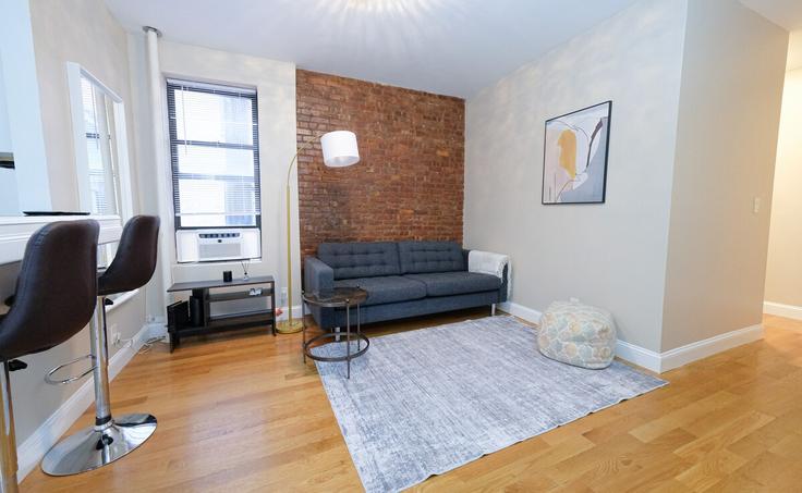 New York ManhattanのBuilding Claremont Avenue - coutinhoproperties - 1620612のアパートメントにある、モダンな家具を備えたエレガントなデザインのリビングルーム New York ManhattanのBuilding Claremont Avenue - coutinhoproperties - 1620612のアパートメントにある、モダンな家具を備えたエレガントなデザインのリビングルーム