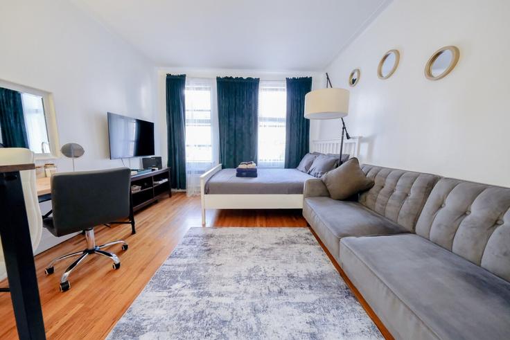 New York ManhattanのBuilding East 74th Street - coutinhoproperties - 1031978 - NYCのアパートメントにある、モダンな家具を備えたエレガントなデザインのリビングルーム
