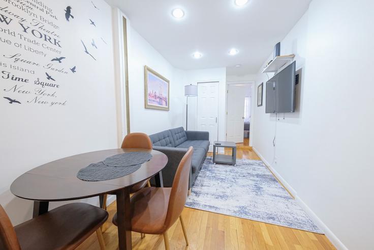 Elegante sala de estar con mobiliario moderno en un apartamento en Building East 104th Street - coutinhoproperties - 1032015 - NYC en Manhattan, New York