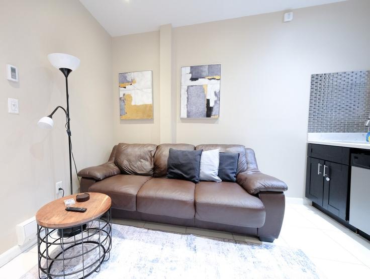 Elegante sala de estar con mobiliario moderno en un apartamento en Building Central Park West - coutinhoproperties - 1032018 - NYC en Manhattan, New York