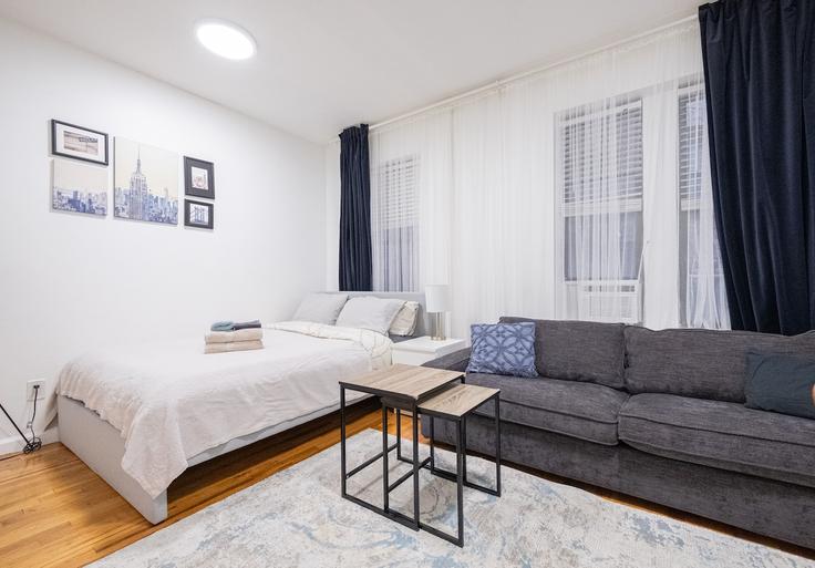 New York ManhattanのBuilding 2nd Avenue - coutinhoproperties - 1031993 - NYCのアパートメントにある、モダンな家具を備えたエレガントなデザインのリビングルーム