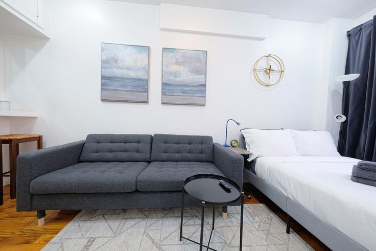 Elegante sala de estar con mobiliario moderno en un apartamento en Building East 103rd Street - coutinhoproperties - 1032007 - NYC en Manhattan, New York