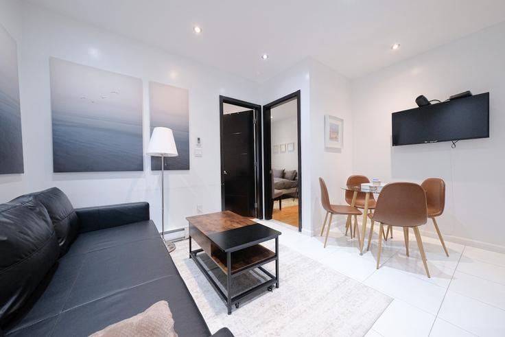 Elegante sala de estar con mobiliario moderno en un apartamento en Building Central Park West/W 100 St - coutinhoproperties - 1032004 - NYC en Manhattan, New York