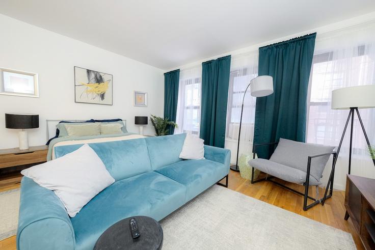 Elegante sala de estar con mobiliario moderno en un apartamento en Building East 95th Street - coutinhoproperties - 1031998 - NYC en Manhattan, New York Elegante sala de estar con mobiliario moderno en un apartamento en Building East 95th Street - coutinhoproperties - 1031998 - NYC en Manhattan, New York