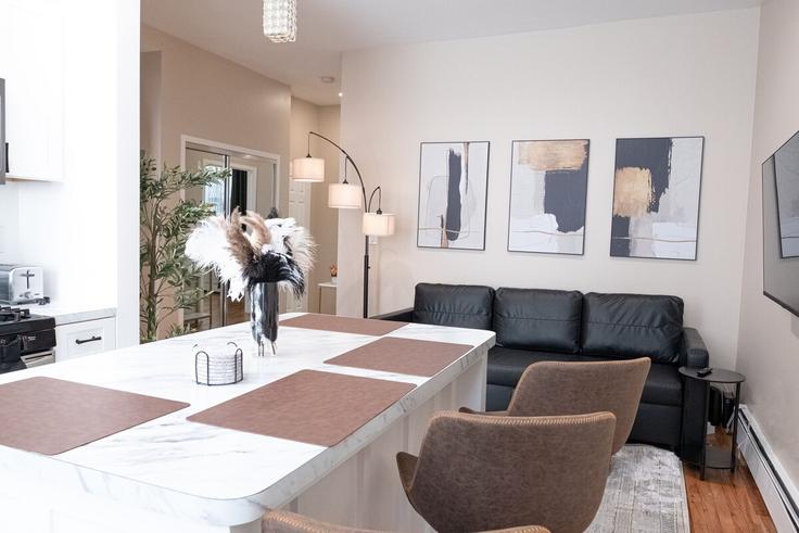 Sala de estar elegantemente projetada com móveis modernos em um apartamento no Building Frederick Douglass Boulevard - coutinhoproperties - 1351250 em Manhattan, New York