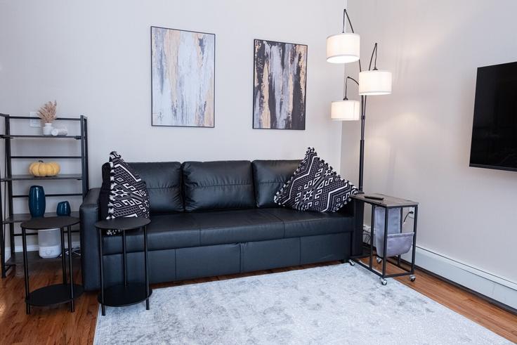 Sala de estar elegantemente projetada com móveis modernos em um apartamento no Building West 112th Street - coutinhoproperties - 1300968 - NYC em Manhattan, New York