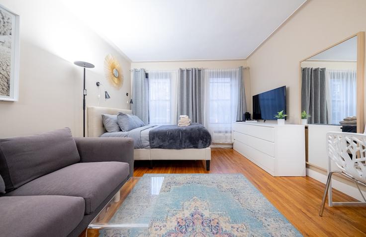 Sala de estar elegantemente projetada com móveis modernos em um apartamento no Building East 73rd Street - coutinhoproperties - 1032017 - NYC em Manhattan, New York