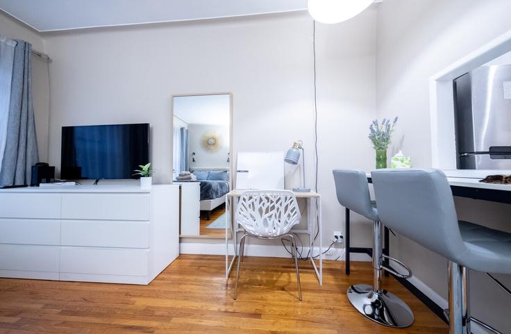 Elegante sala de estar con mobiliario moderno en un apartamento en Building East 73rd Street - coutinhoproperties - 1032017 - NYC en Manhattan, New York Elegante sala de estar con mobiliario moderno en un apartamento en Building East 73rd Street - coutinhoproperties - 1032017 - NYC en Manhattan, New York