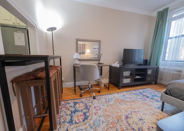 Elegante sala de estar con mobiliario moderno en un apartamento en Building East 74th Street - coutinhoproperties - 1031989 - NYC en Manhattan, New York Elegante sala de estar con mobiliario moderno en un apartamento en Building East 74th Street - coutinhoproperties - 1031989 - NYC en Manhattan, New York