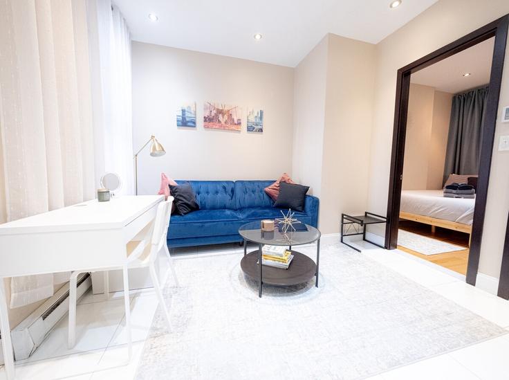 Elegante sala de estar con mobiliario moderno en un apartamento en Building Central Park West - coutinhoproperties - 1031976 - NYC en Manhattan, New York
