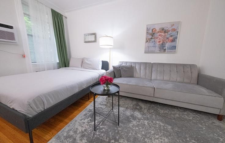 Sala de estar elegantemente projetada com móveis modernos em um apartamento no Building East 75th Street - coutinhoproperties - 1031973 - NYC em Manhattan, New York Sala de estar elegantemente projetada com móveis modernos em um apartamento no Building East 75th Street - coutinhoproperties - 1031973 - NYC em Manhattan, New York