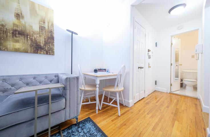 Elegant gestaltetes Wohnzimmer mit moderner Einrichtung in einer Wohnung im Building East 74th Street - coutinhoproperties - 1032016 - NYC in Manhattan, New York Elegant gestaltetes Wohnzimmer mit moderner Einrichtung in einer Wohnung im Building East 74th Street - coutinhoproperties - 1032016 - NYC in Manhattan, New York