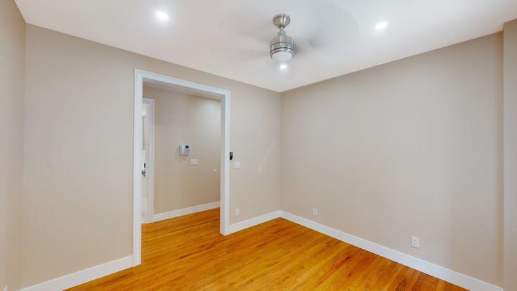 Sala de estar elegantemente projetada com móveis modernos em um apartamento no Building Claremont Avenue - coutinhoproperties - 1631280 em Manhattan, New York Sala de estar elegantemente projetada com móveis modernos em um apartamento no Building Claremont Avenue - coutinhoproperties - 1631280 em Manhattan, New York