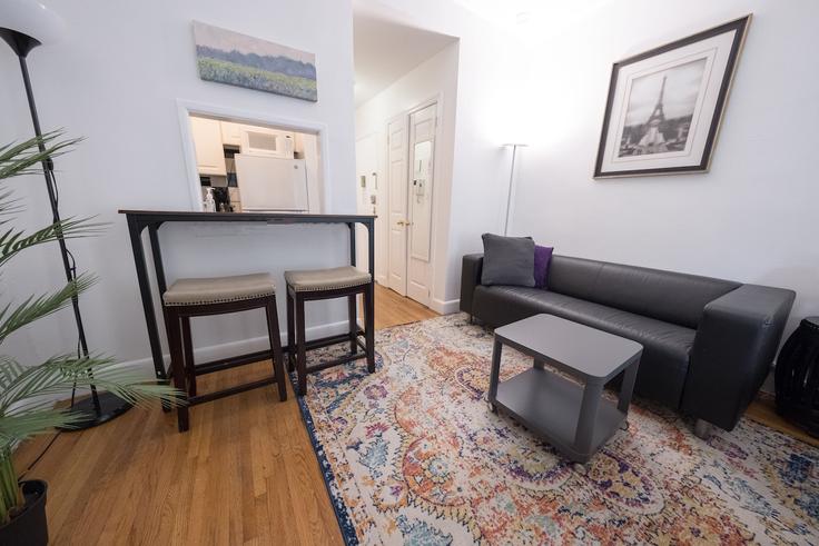 Manhattan, New York에 위치한 Building East 73rd Street - coutinhoproperties - 1031977 - NYC 유닛의 세련된 인테리어가 돋보이는 거실 Manhattan, New York에 위치한 Building East 73rd Street - coutinhoproperties - 1031977 - NYC 유닛의 세련된 인테리어가 돋보이는 거실