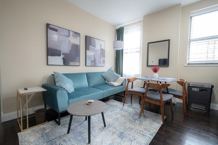 New York ManhattanのBuilding West 113th Street - coutinhoproperties - 1031981 - NYCのアパートメントにある、モダンな家具を備えたエレガントなデザインのリビングルーム