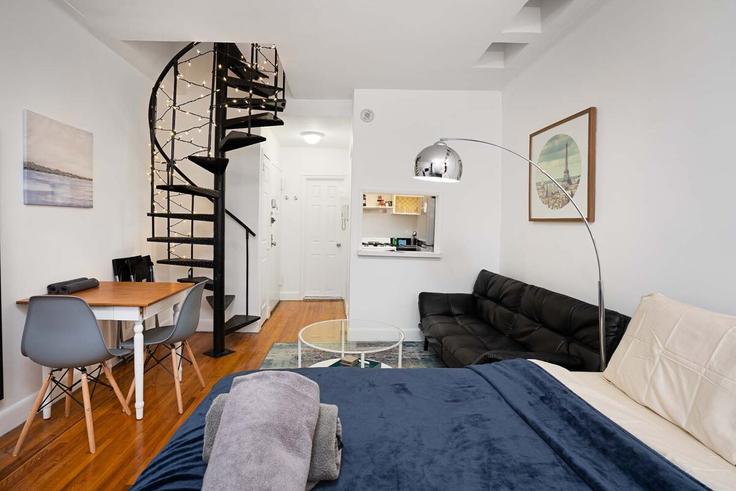 New York ManhattanのBuilding East 75th Street - coutinhoproperties - 1466393のアパートメントにある、モダンな家具を備えたエレガントなデザインのリビングルーム
