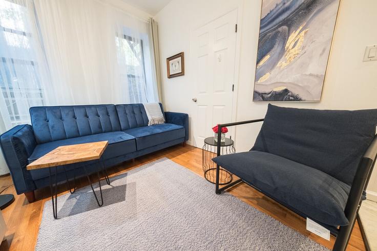 Building 1st Avenue - coutinhoproperties - 1031996 - NYC adresindeki bir dairede modern mobilyalarla zarif bir şekilde tasarlanmış oturma odası Manhattan, New York Building 1st Avenue - coutinhoproperties - 1031996 - NYC adresindeki bir dairede modern mobilyalarla zarif bir şekilde tasarlanmış oturma odası Manhattan, New York