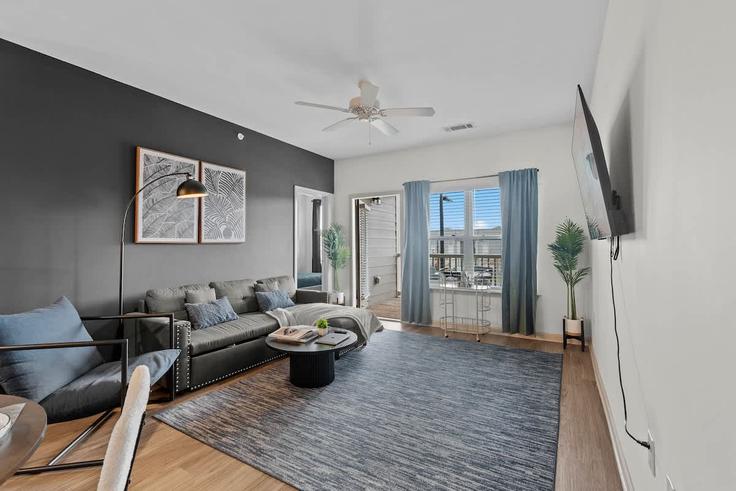 Charlotte, Charlotte에 위치한 Building Elizabeth Joyce Drive - coveted-hospitality-llc - 1466111 유닛의 세련된 인테리어가 돋보이는 거실