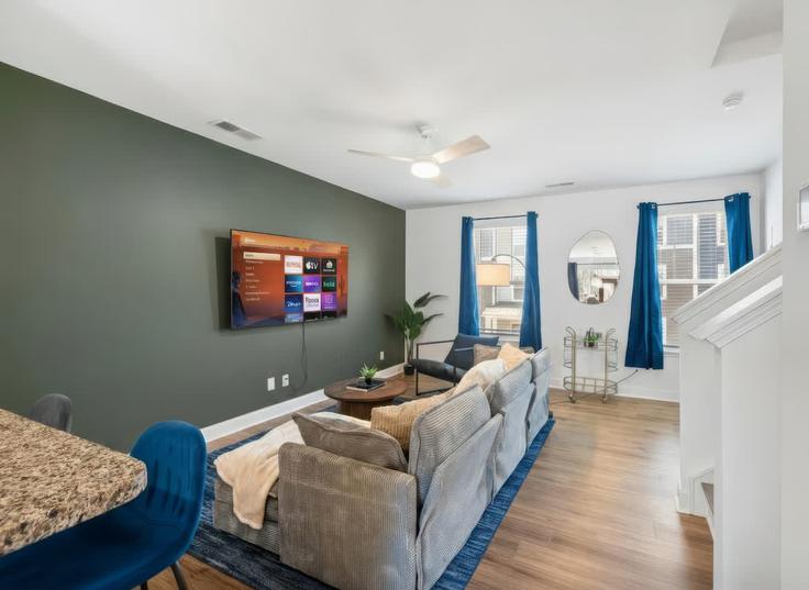 Charlotte CharlotteのBuilding Bunker Drive - coveted-hospitality-llc - 1367335のアパートメントにある、モダンな家具を備えたエレガントなデザインのリビングルーム Charlotte CharlotteのBuilding Bunker Drive - coveted-hospitality-llc - 1367335のアパートメントにある、モダンな家具を備えたエレガントなデザインのリビングルーム