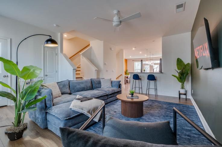 Salle de séjour élégante avec mobilier moderne dans un appartement à Building Bunker Drive - coveted-hospitality-llc - 1466113 à Charlotte, Charlotte