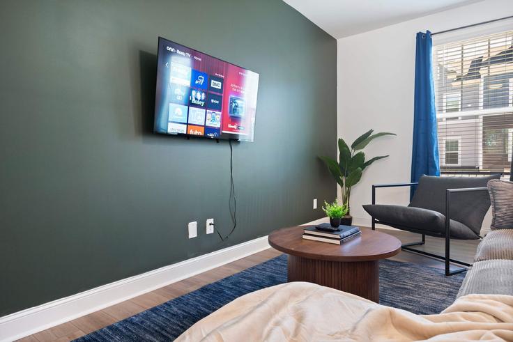 Sala de estar elegantemente projetada com móveis modernos em um apartamento no Building Banyan Bottom Lane - coveted-hospitality-llc - 1323444 em Charlotte, Charlotte Sala de estar elegantemente projetada com móveis modernos em um apartamento no Building Banyan Bottom Lane - coveted-hospitality-llc - 1323444 em Charlotte, Charlotte