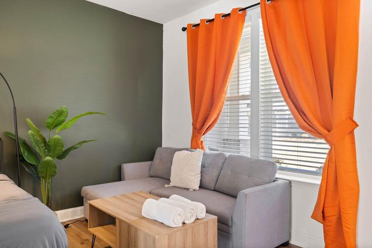 Charlotte CharlotteのBuilding Bunker Drive - coveted-hospitality-llc - 1367337のアパートメントにある、モダンな家具を備えたエレガントなデザインのリビングルーム Charlotte CharlotteのBuilding Bunker Drive - coveted-hospitality-llc - 1367337のアパートメントにある、モダンな家具を備えたエレガントなデザインのリビングルーム