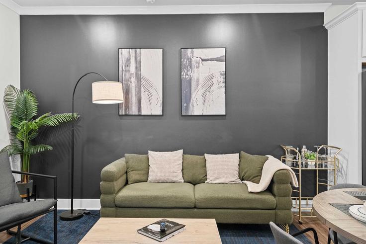 Salle de séjour élégante avec mobilier moderne dans un appartement à Building Hamilton Street - coveted-hospitality-llc - 1221090 - USA à Charlotte, Charlotte