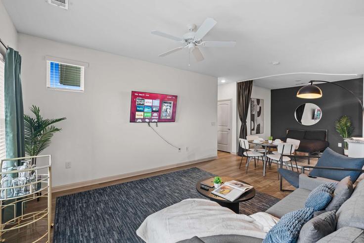 Charlotte, Charlotte에 위치한 Building Carsen Grace Court - coveted-hospitality-llc - 1466114 유닛의 세련된 인테리어가 돋보이는 거실