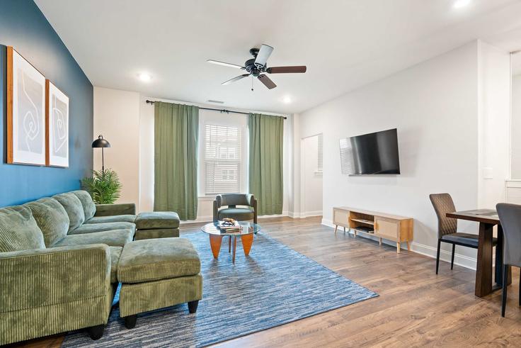 Sala de estar elegantemente projetada com móveis modernos em um apartamento no Building Falling Rock Place - coveted-hospitality-llc - 1468389 em Durham, Durham Sala de estar elegantemente projetada com móveis modernos em um apartamento no Building Falling Rock Place - coveted-hospitality-llc - 1468389 em Durham, Durham