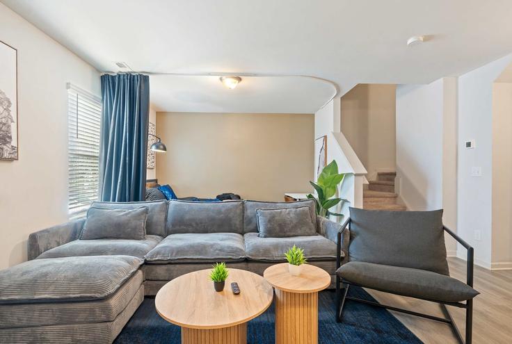 Sala de estar elegantemente projetada com móveis modernos em um apartamento no Building Socket Street - coveted-hospitality-llc - 1284654 - USA em Raleigh, Raleigh