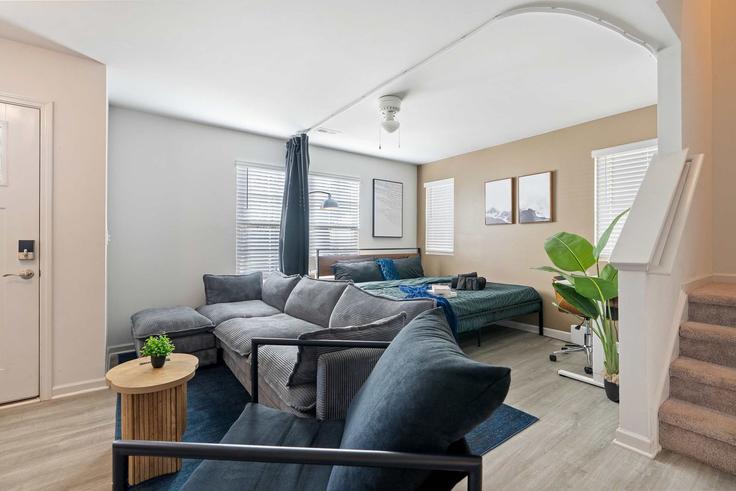 Building Socket Street - coveted-hospitality-llc - 1284662 - USA adresindeki bir dairede modern mobilyalarla zarif bir şekilde tasarlanmış oturma odası Raleigh, Raleigh