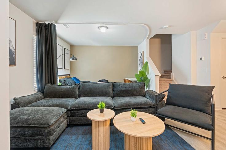 Sala de estar elegantemente projetada com móveis modernos em um apartamento no Building Socket Street - coveted-hospitality-llc - 1284655 - USA em Raleigh, Raleigh