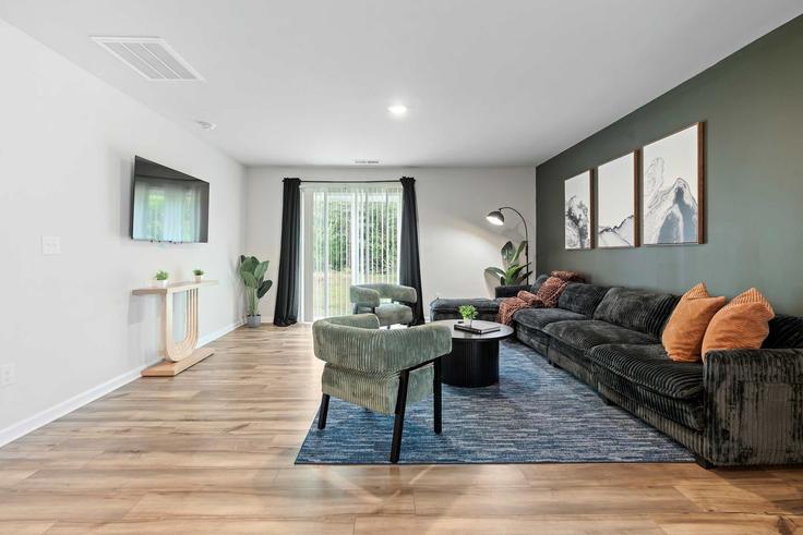 Charlotte CharlotteのBuilding Chatham Run Lane - coveted-hospitality-llc - 1633276のアパートメントにある、モダンな家具を備えたエレガントなデザインのリビングルーム Charlotte CharlotteのBuilding Chatham Run Lane - coveted-hospitality-llc - 1633276のアパートメントにある、モダンな家具を備えたエレガントなデザインのリビングルーム