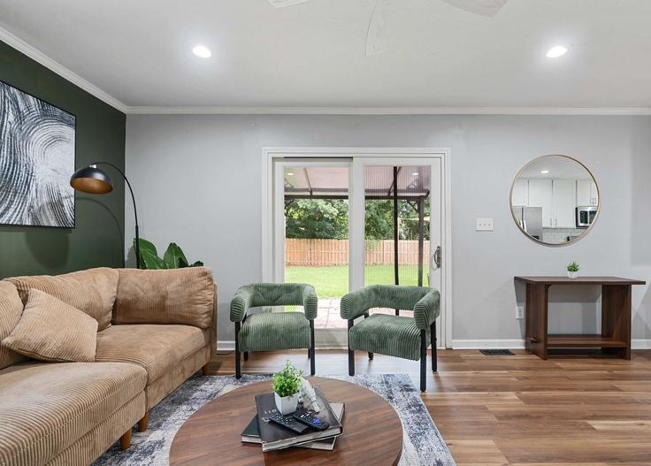 Salle de séjour élégante avec mobilier moderne dans un appartement à Building Rivenoak Drive - coveted-hospitality-llc - 1633273 à Fayetteville, Fayetteville