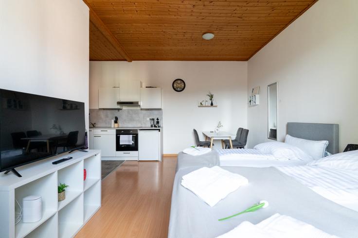 Elegant gestaltetes Wohnzimmer mit moderner Einrichtung in einer Wohnung im Building Bergmannstraße - coyhomes - 1354491 in Leoben, Leoben