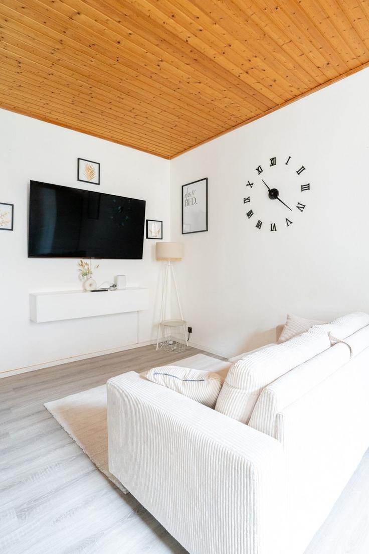 Elegant gestaltetes Wohnzimmer mit moderner Einrichtung in einer Wohnung im Building Judendorfer Straße - coyhomes - 1354492 in Leoben, Leoben