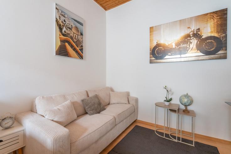 Elegant gestaltetes Wohnzimmer mit moderner Einrichtung in einer Wohnung im Building Judendorfer Straße - coyhomes - 1354493 in Leoben, Leoben