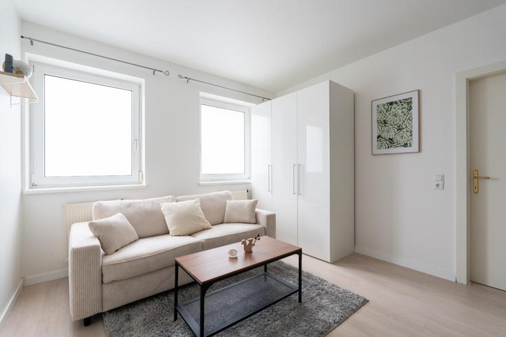 Sala de estar elegantemente projetada com móveis modernos em um apartamento no Building Taschelried - coyhomes - 1354497 em Steyr, Steyr Sala de estar elegantemente projetada com móveis modernos em um apartamento no Building Taschelried - coyhomes - 1354497 em Steyr, Steyr